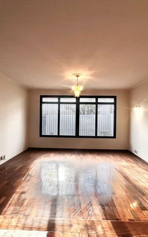 Casa à venda com 300m², 4 quartos e 8 vagas Casa à venda com 300m², 4 quartos e 8 vagasSala