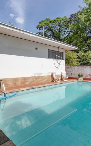 Casa à venda com 330m², 4 quartos e 3 vagas Casa à venda com 330m², 4 quartos e 3 vagasÁrea comum - Piscina