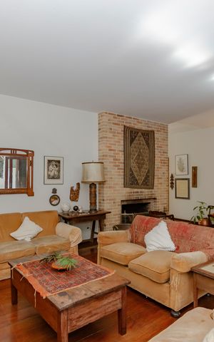 Casa à venda com 330m², 4 quartos e 3 vagas Casa à venda com 330m², 4 quartos e 3 vagasSala
