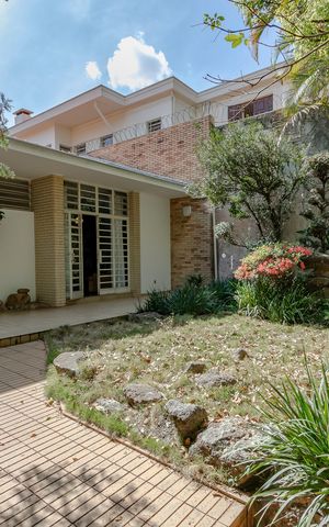 Casa à venda com 330m², 4 quartos e 3 vagas Casa à venda com 330m², 4 quartos e 3 vagasÁrea comum