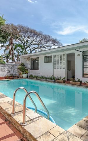 Casa à venda com 330m², 4 quartos e 3 vagas Casa à venda com 330m², 4 quartos e 3 vagasÁrea comum - Piscina
