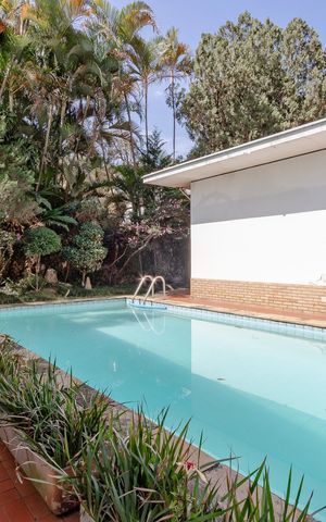 Casa à venda com 330m², 4 quartos e 3 vagas Casa à venda com 330m², 4 quartos e 3 vagasÁrea comum - Piscina