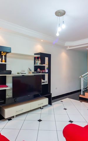 Casa à venda com 250m², 3 quartos e 6 vagas Casa à venda com 250m², 3 quartos e 6 vagasSala