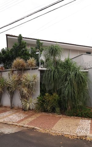 Casa para alugar com 490m², 4 quartos e 4 vagasFachada