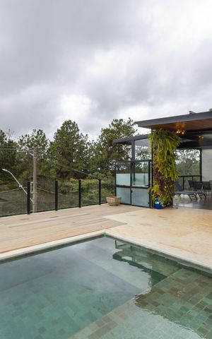 Casa de condomínio à venda com 450m², 4 quartos e 4 vagas Casa de condomínio à venda com 450m², 4 quartos e 4 vagasÁrea comum - Piscina