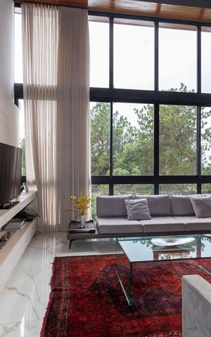 Casa de condomínio à venda com 450m², 4 quartos e 4 vagas Casa de condomínio à venda com 450m², 4 quartos e 4 vagasSala