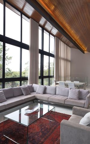 Casa de condomínio à venda com 450m², 4 quartos e 4 vagas Casa de condomínio à venda com 450m², 4 quartos e 4 vagasSala