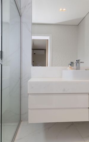Casa de condomínio à venda com 450m², 4 quartos e 4 vagas Casa de condomínio à venda com 450m², 4 quartos e 4 vagasBanheiro da Suíte 1