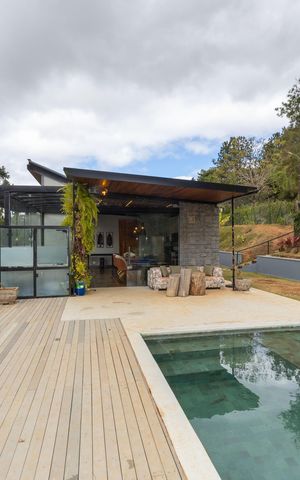 Casa de condomínio à venda com 450m², 4 quartos e 4 vagas Casa de condomínio à venda com 450m², 4 quartos e 4 vagasÁrea comum - Piscina
