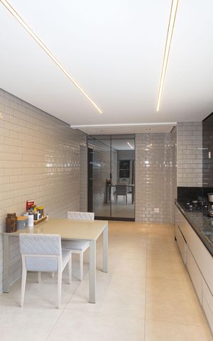 Casa de condomínio à venda com 450m², 4 quartos e 4 vagas Casa de condomínio à venda com 450m², 4 quartos e 4 vagasCozinha