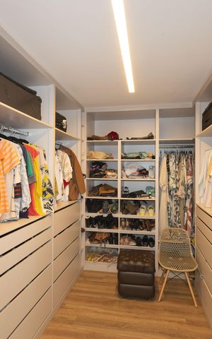 Casa de condomínio à venda com 450m², 4 quartos e 4 vagas Casa de condomínio à venda com 450m², 4 quartos e 4 vagasCloset da suíte 2