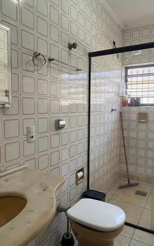 Casa à venda com 245m², 6 quartos e 3 vagas Casa à venda com 245m², 6 quartos e 3 vagasBanheiro 2