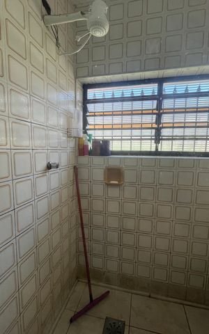 Casa à venda com 245m², 6 quartos e 3 vagas Casa à venda com 245m², 6 quartos e 3 vagasBanheiro 2