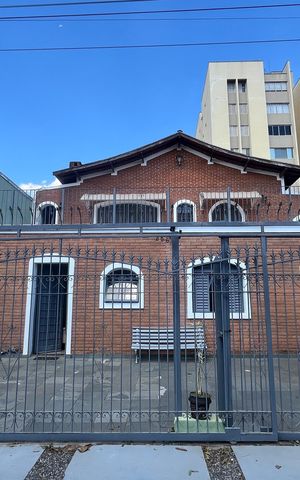 Casa à venda com 245m², 6 quartos e 3 vagas Casa à venda com 245m², 6 quartos e 3 vagasFachada