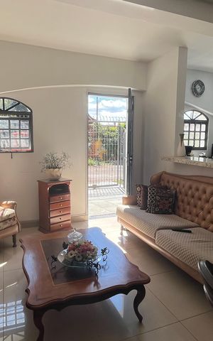 Casa à venda com 245m², 6 quartos e 3 vagas Casa à venda com 245m², 6 quartos e 3 vagasSala 1
