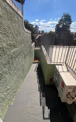 Casa à venda com 245m², 6 quartos e 3 vagas Casa à venda com 245m², 6 quartos e 3 vagasEscada