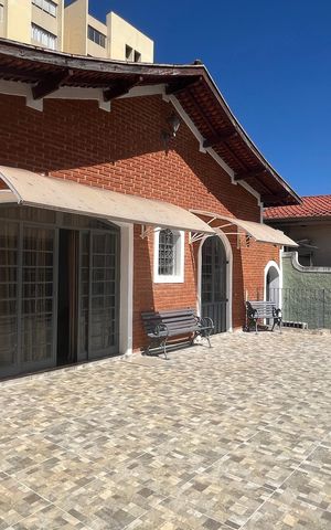 Casa à venda com 245m², 6 quartos e 3 vagas Casa à venda com 245m², 6 quartos e 3 vagasTerraço