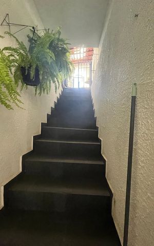 Casa à venda com 245m², 6 quartos e 3 vagas Casa à venda com 245m², 6 quartos e 3 vagasEscada