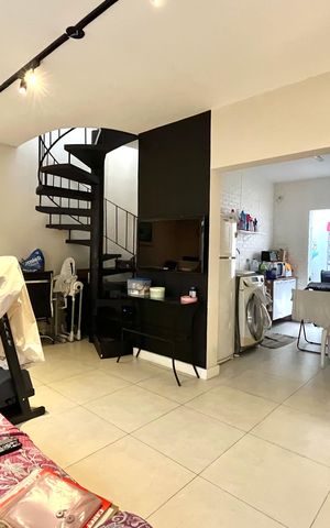 Casa à venda com 200m², 4 quartos e 2 vagas Casa à venda com 200m², 4 quartos e 2 vagasEdícula - Sala