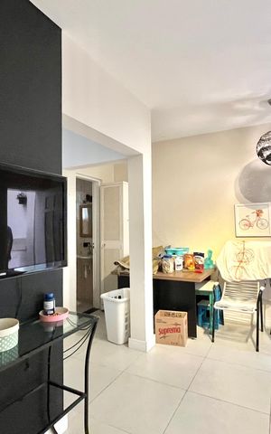 Casa à venda com 200m², 4 quartos e 2 vagas Casa à venda com 200m², 4 quartos e 2 vagasEdícula - Sala