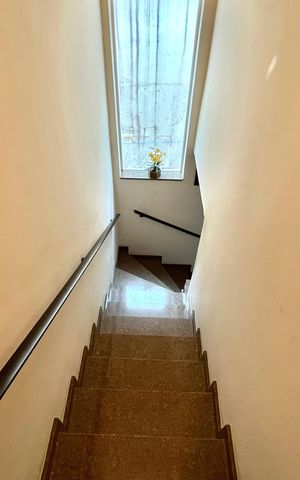 Casa à venda com 200m², 4 quartos e 2 vagas Casa à venda com 200m², 4 quartos e 2 vagasEscada
