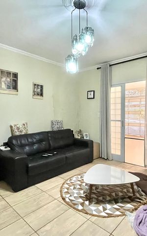 Casa à venda com 200m², 4 quartos e 2 vagas Casa à venda com 200m², 4 quartos e 2 vagasSala