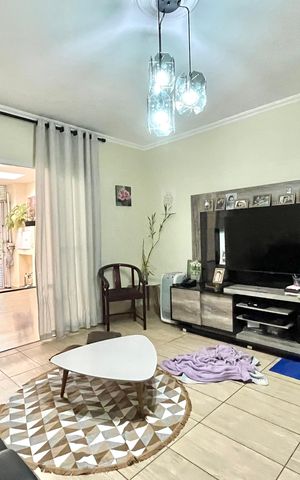 Casa à venda com 200m², 4 quartos e 2 vagas Casa à venda com 200m², 4 quartos e 2 vagasSala