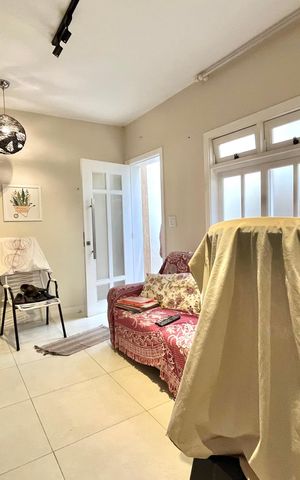 Casa à venda com 200m², 4 quartos e 2 vagas Casa à venda com 200m², 4 quartos e 2 vagasEdícula - Sala