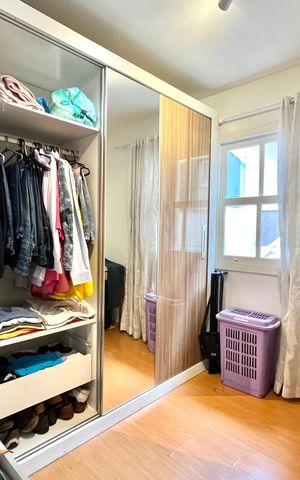 Casa à venda com 200m², 4 quartos e 2 vagas Casa à venda com 200m², 4 quartos e 2 vagasEdícula - Closet