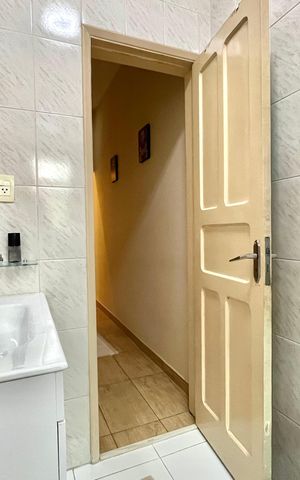 Casa à venda com 200m², 4 quartos e 2 vagas Casa à venda com 200m², 4 quartos e 2 vagasBanheiro
