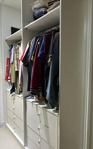 Casa de condomínio à venda com 350m², 3 quartos e 2 vagas Casa de condomínio à venda com 350m², 3 quartos e 2 vagasCloset