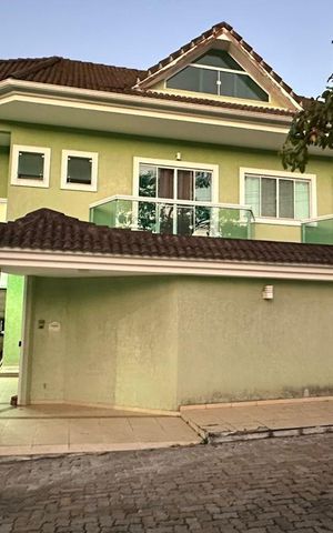 Casa de condomínio à venda com 350m², 3 quartos e 2 vagas Casa de condomínio à venda com 350m², 3 quartos e 2 vagasFachada