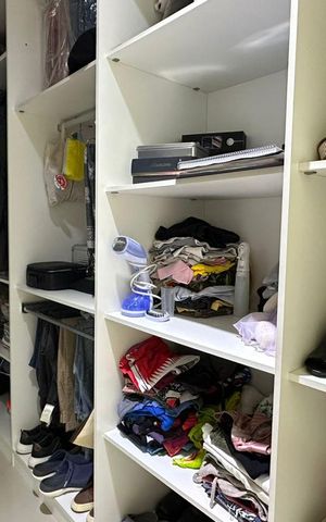 Casa de condomínio à venda com 350m², 3 quartos e 2 vagas Casa de condomínio à venda com 350m², 3 quartos e 2 vagasCloset