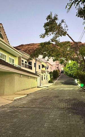Casa de condomínio à venda com 350m², 3 quartos e 2 vagas Casa de condomínio à venda com 350m², 3 quartos e 2 vagasFachada