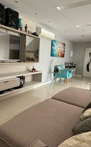 Casa de condomínio à venda com 350m², 3 quartos e 2 vagas Casa de condomínio à venda com 350m², 3 quartos e 2 vagasSala