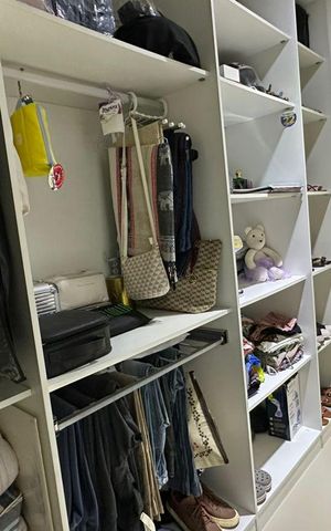 Casa de condomínio à venda com 350m², 3 quartos e 2 vagas Casa de condomínio à venda com 350m², 3 quartos e 2 vagasCloset