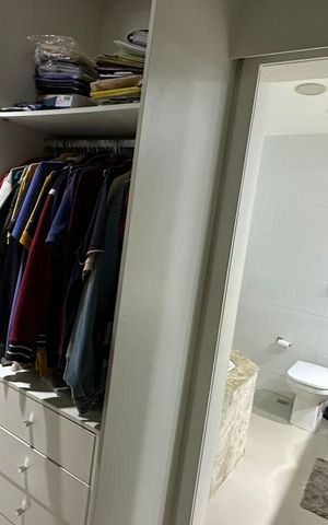 Casa de condomínio à venda com 350m², 3 quartos e 2 vagas Casa de condomínio à venda com 350m², 3 quartos e 2 vagasCloset