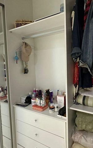 Casa de condomínio à venda com 350m², 3 quartos e 2 vagas Casa de condomínio à venda com 350m², 3 quartos e 2 vagasCloset