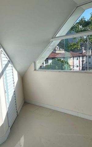 Casa de condomínio à venda com 350m², 3 quartos e 2 vagas Casa de condomínio à venda com 350m², 3 quartos e 2 vagasSótão