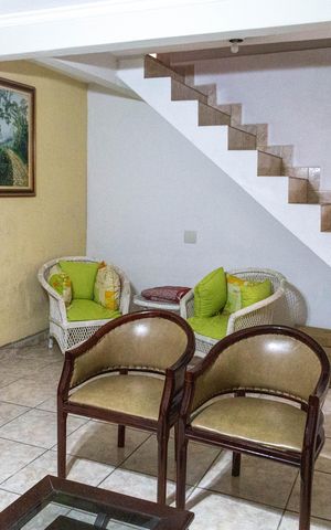 Casa à venda com 240m², 3 quartos e 4 vagas Casa à venda com 240m², 3 quartos e 4 vagasSala
