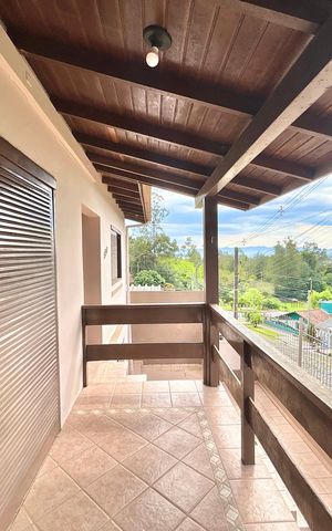 Casa à venda com 166m², 3 quartos e 2 vagas Casa à venda com 166m², 3 quartos e 2 vagasSacada