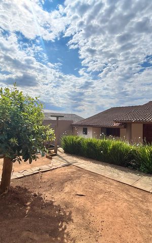 Casa à venda com 166m², 3 quartos e 2 vagas Casa à venda com 166m², 3 quartos e 2 vagasPátio