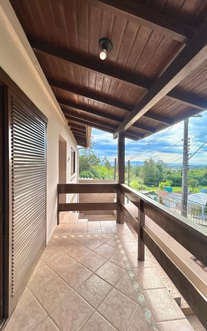 Casa à venda com 166m², 3 quartos e 2 vagas Casa à venda com 166m², 3 quartos e 2 vagasSacada