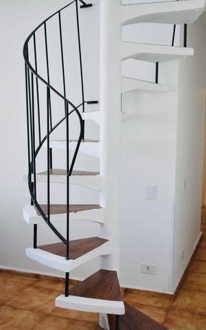 Apartamento à venda com 114m², 2 quartos e 2 vagas Apartamento à venda com 114m², 2 quartos e 2 vagasEscada