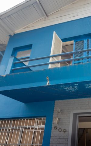Casa à venda com 130m², 3 quartos e 2 vagas Casa à venda com 130m², 3 quartos e 2 vagasFachada