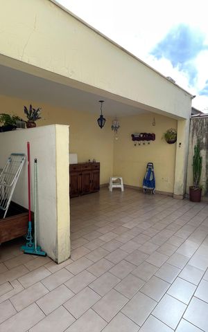 Casa à venda com 250m², 3 quartos e 2 vagas Casa à venda com 250m², 3 quartos e 2 vagasQuintal