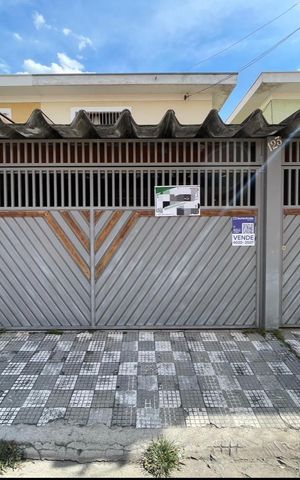 Casa à venda com 250m², 3 quartos e 2 vagas Casa à venda com 250m², 3 quartos e 2 vagasFachada