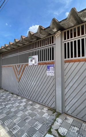 Casa à venda com 250m², 3 quartos e 2 vagas Casa à venda com 250m², 3 quartos e 2 vagasFachada