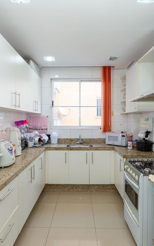 Apartamento à venda com 252m², 5 quartos e 3 vagas Apartamento à venda com 252m², 5 quartos e 3 vagasCozinha