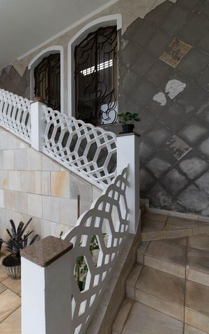 Casa à venda com 309m², 3 quartos e 4 vagas Casa à venda com 309m², 3 quartos e 4 vagasEscada